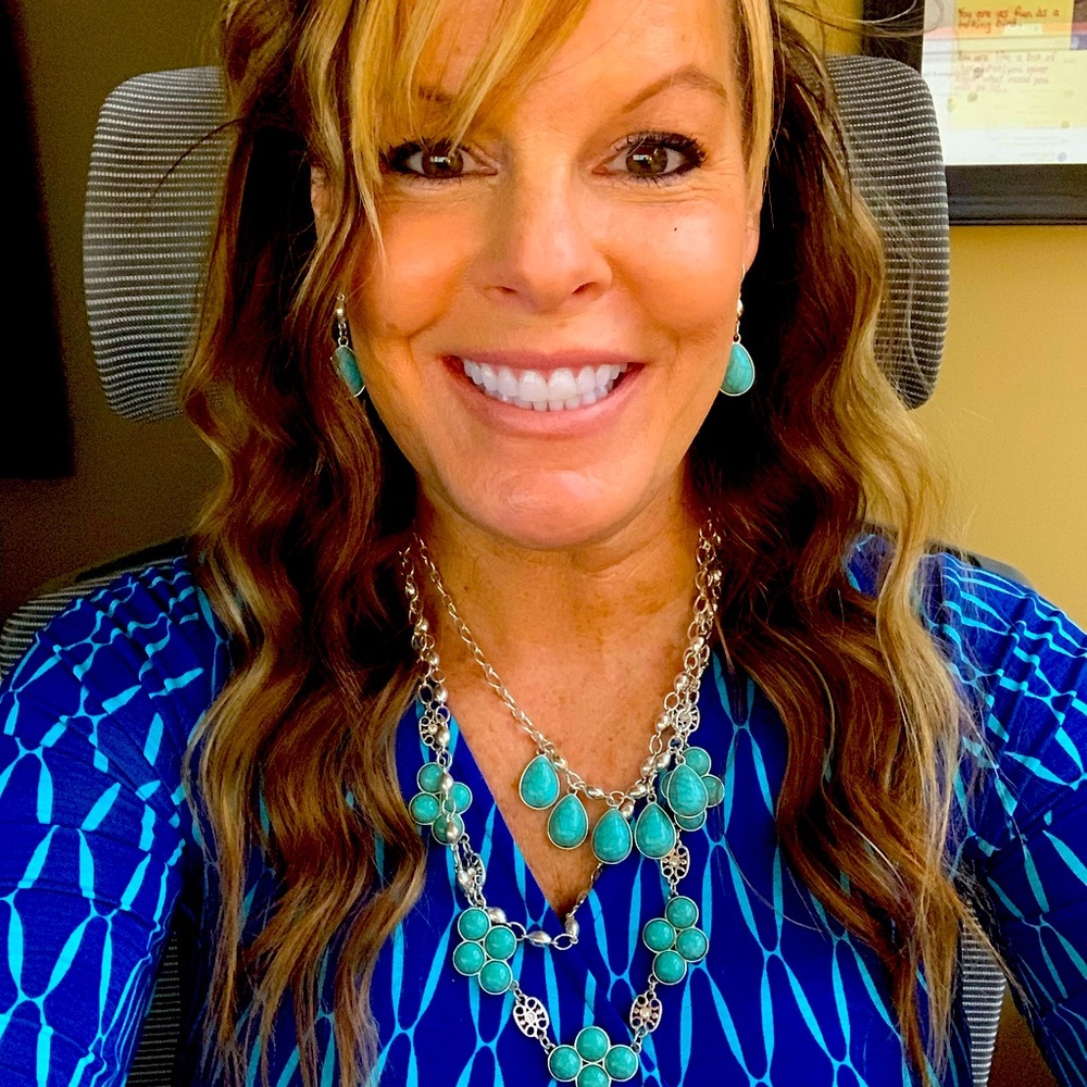 Meet your 🌸Posh Ambassador 🌸Lori